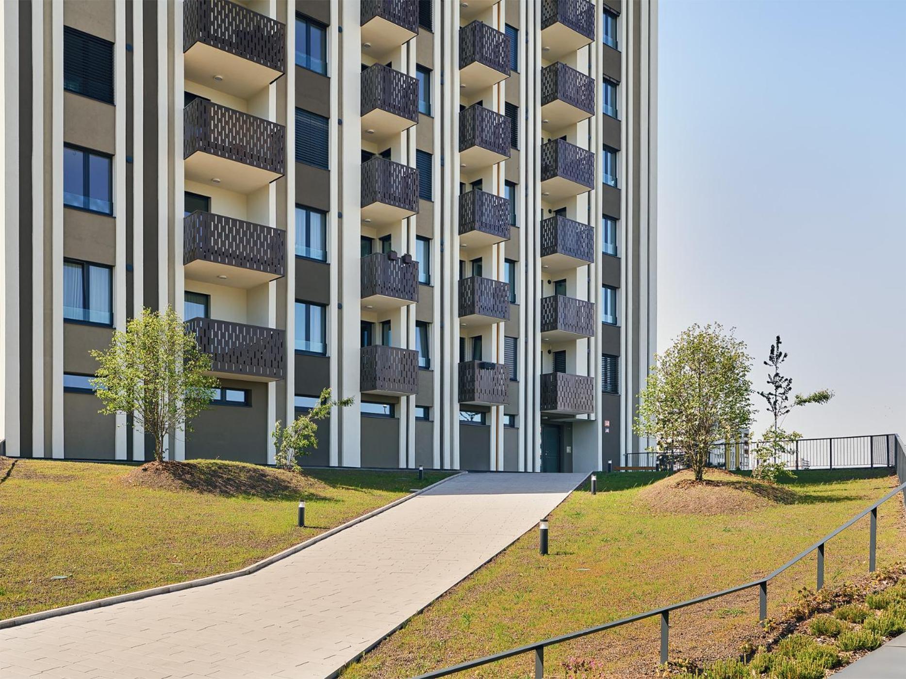 Beta Home - Free Garage, Air Condition, Garden, At Metro, 2Nd Parking On Request - Prague — Fotky 3